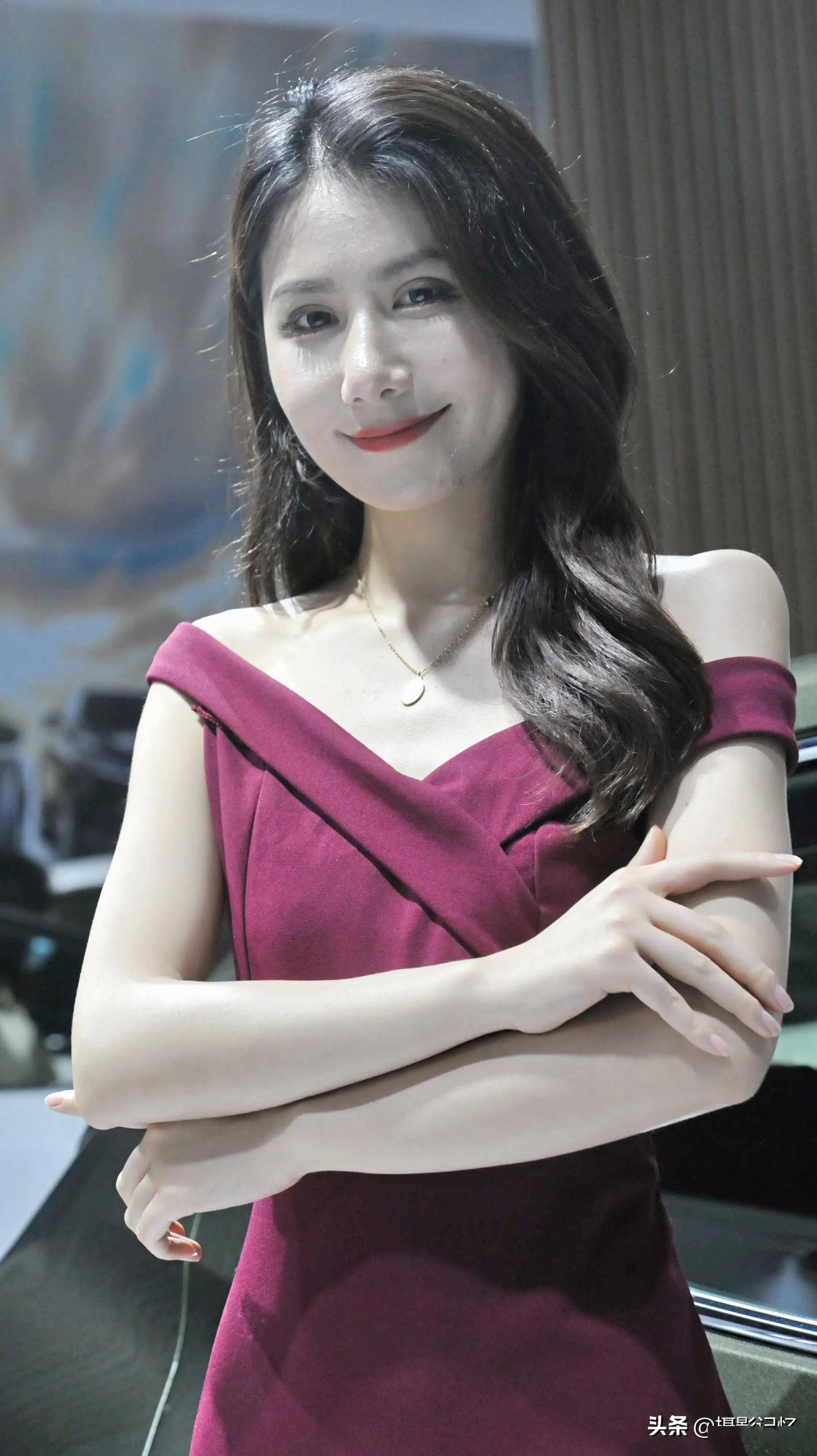 丽人行:玫瑰车模,香肩撩人_玫瑰