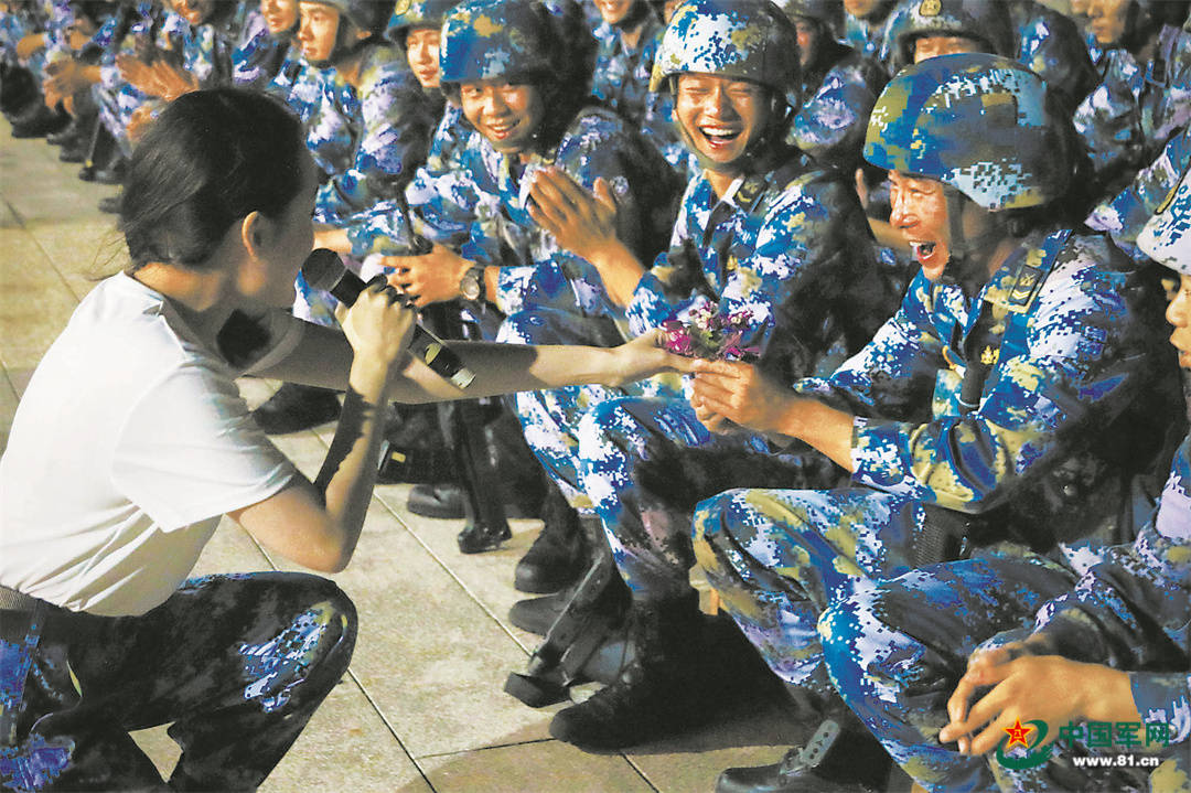 南部战区海军组织文艺骨干到南沙岛礁开展为兵服务