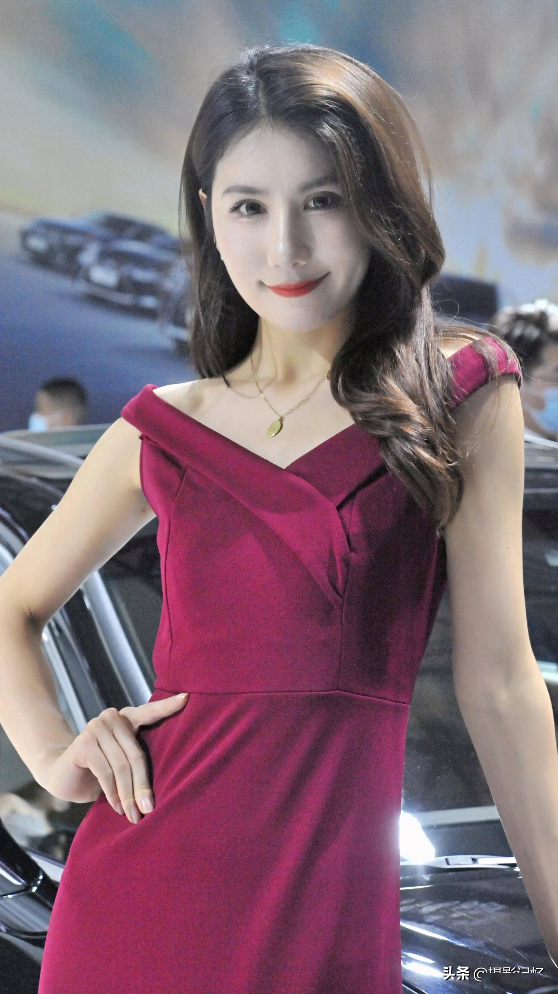 丽人行:玫瑰车模,香肩撩人_玫瑰