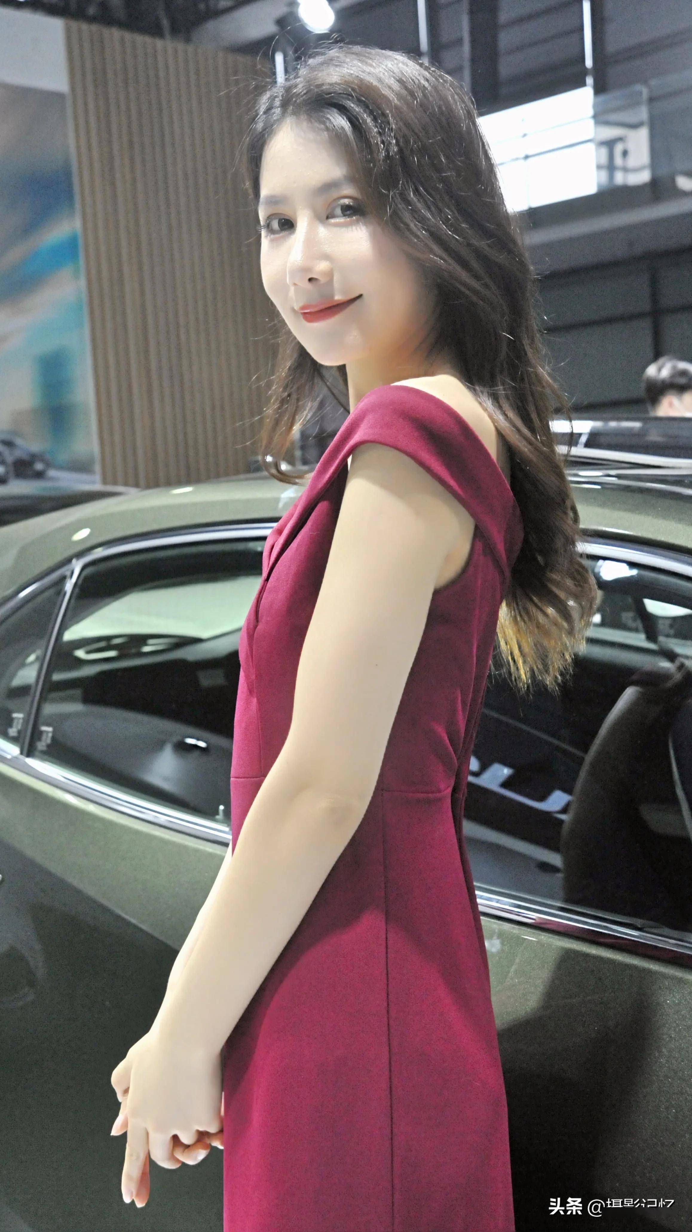 丽人行:玫瑰车模,香肩撩人_玫瑰