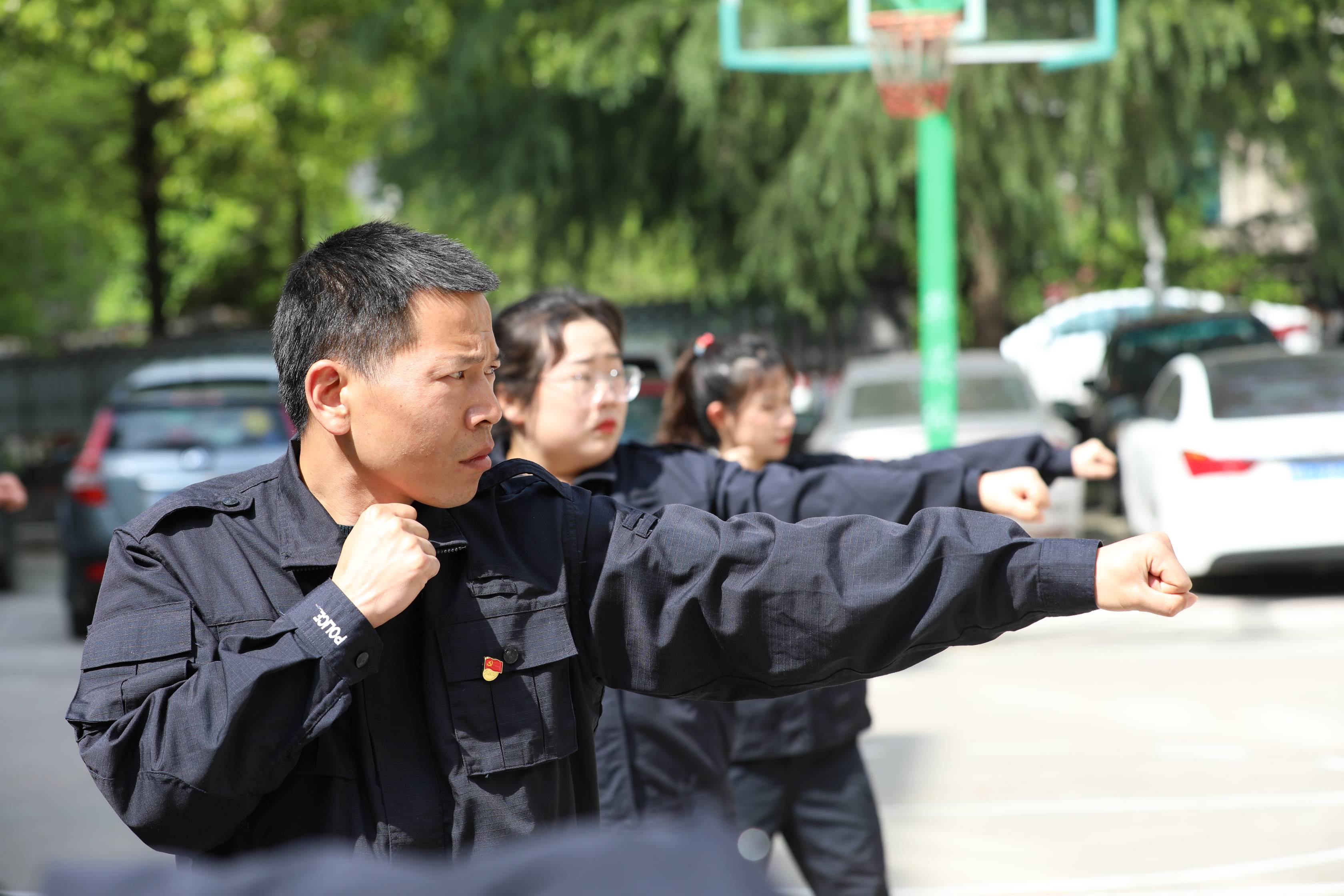 圍繞戰術隊形,擒拿格鬥等科目,模擬突發警情應對處置,現場演示了警棍