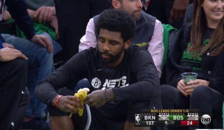 太饿了斋戒期的欧文坐场边大吃香蕉