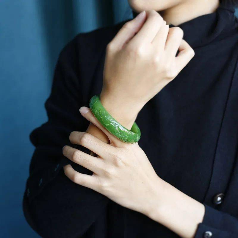 首饰戴得对,减龄又富贵,女人一定要有一只玉镯_镯子_手镯_女子