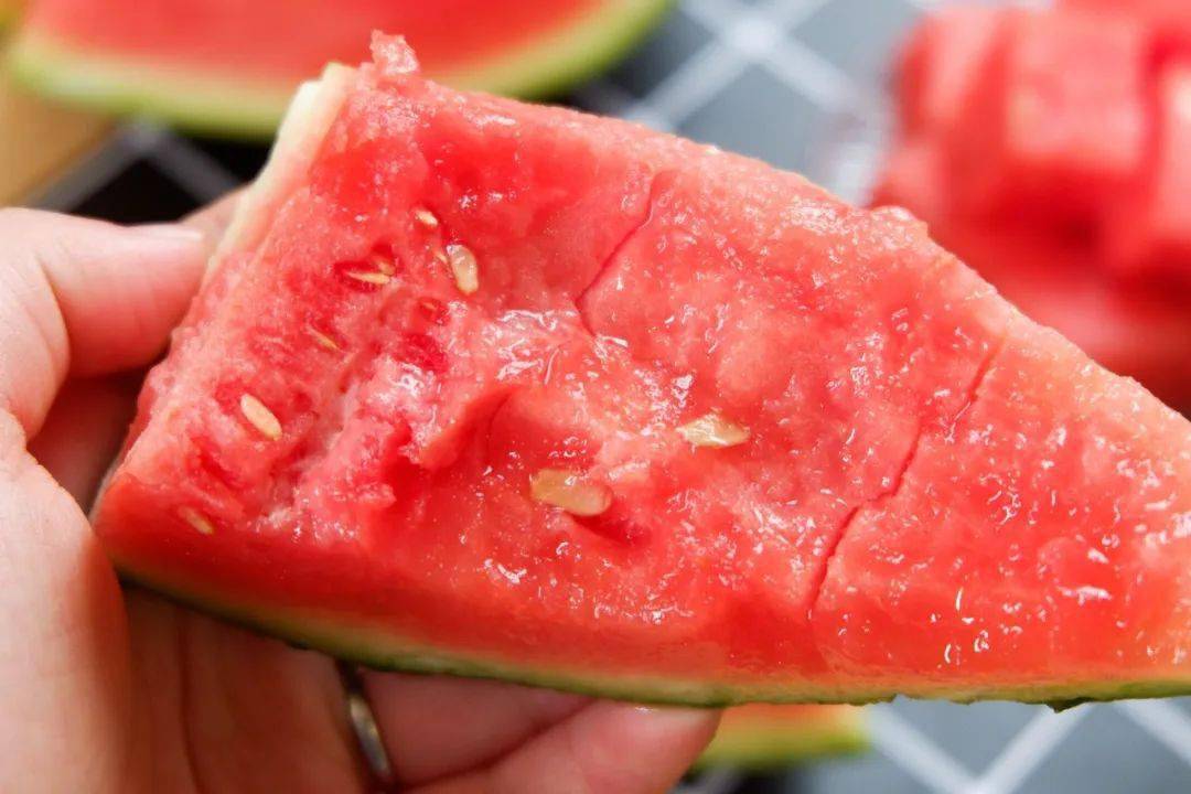 徒手剥瓜皮薄肉脆比一般西瓜甜度高35每一口都甜到心坎上