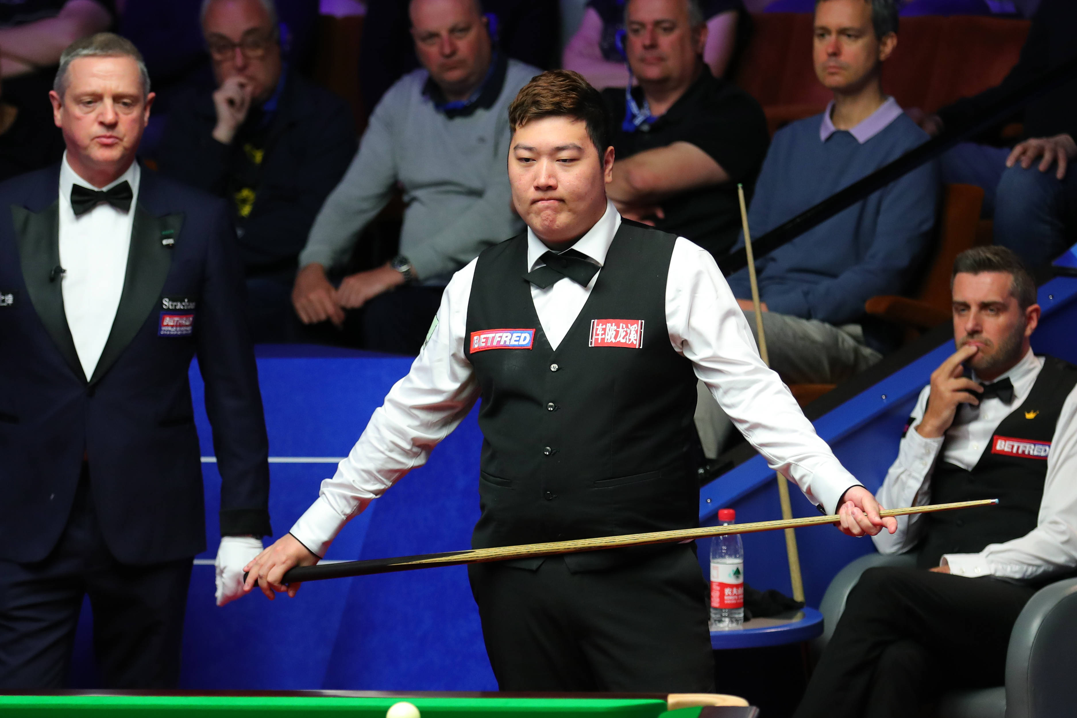 斯诺克世锦赛第二轮颜丙涛与塞尔比暂时战平
