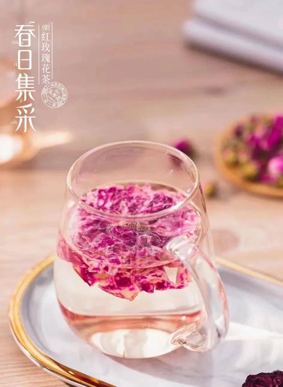 云南大理墨红玫瑰,水浸叶舒花摇曳,一朵一杯香自溢 !