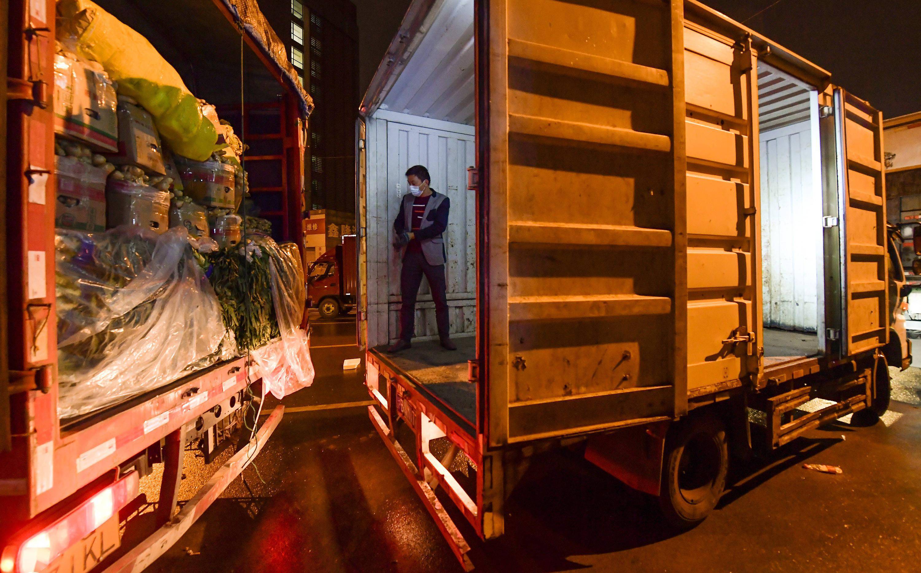 4月23日凌晨,杜凤洋驾驶的大货车(左)在上海青浦区华雅路卸货点等来