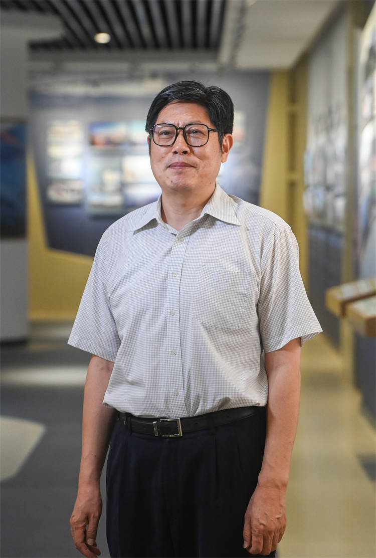 重庆交通大学校长唐伯明:推荐《冯·卡门:航空航天时代的科学奇才》该