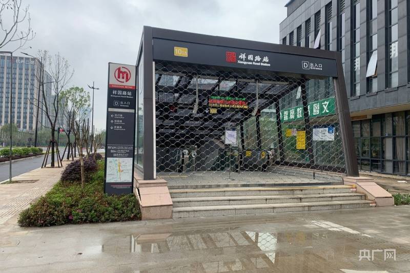 记者直击杭州市拱墅区二级响应 辖区15家大型商场闭店 街头行人渐少