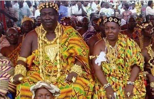 非洲酋长的奢靡生活，衣服是黄金做的，70为妻子随身服侍