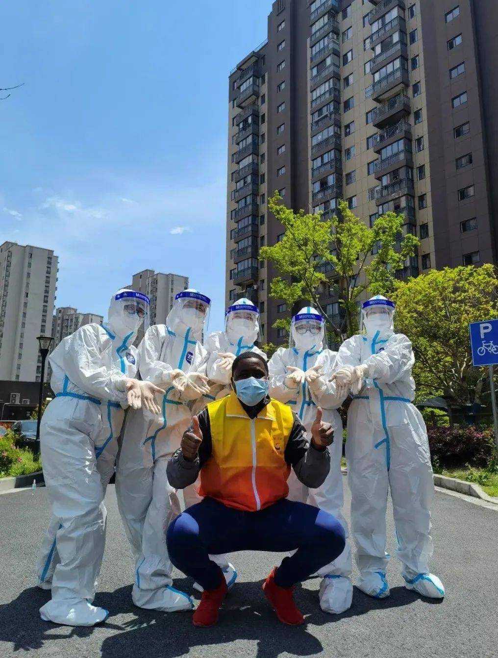 特别的志愿者,温馨的"百家饭"……温情在这里不断涌动_居民_居委_小区