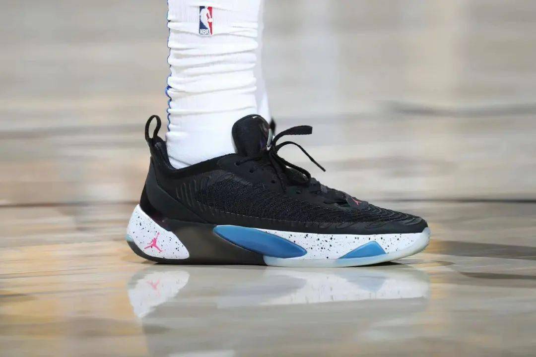 玩家视角:东契奇首次上脚luka1,这设计这颜值你怎么看?