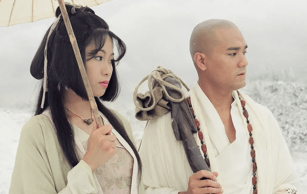 在砍头的剧情上,与1999年tvb播出的推理奇幻剧《布袋和尚》,陈妙瑛的 