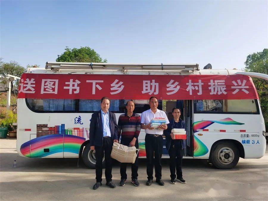 通过县图书馆这次开展送书下乡活动,为两个村农家书屋提供了"弹药补给