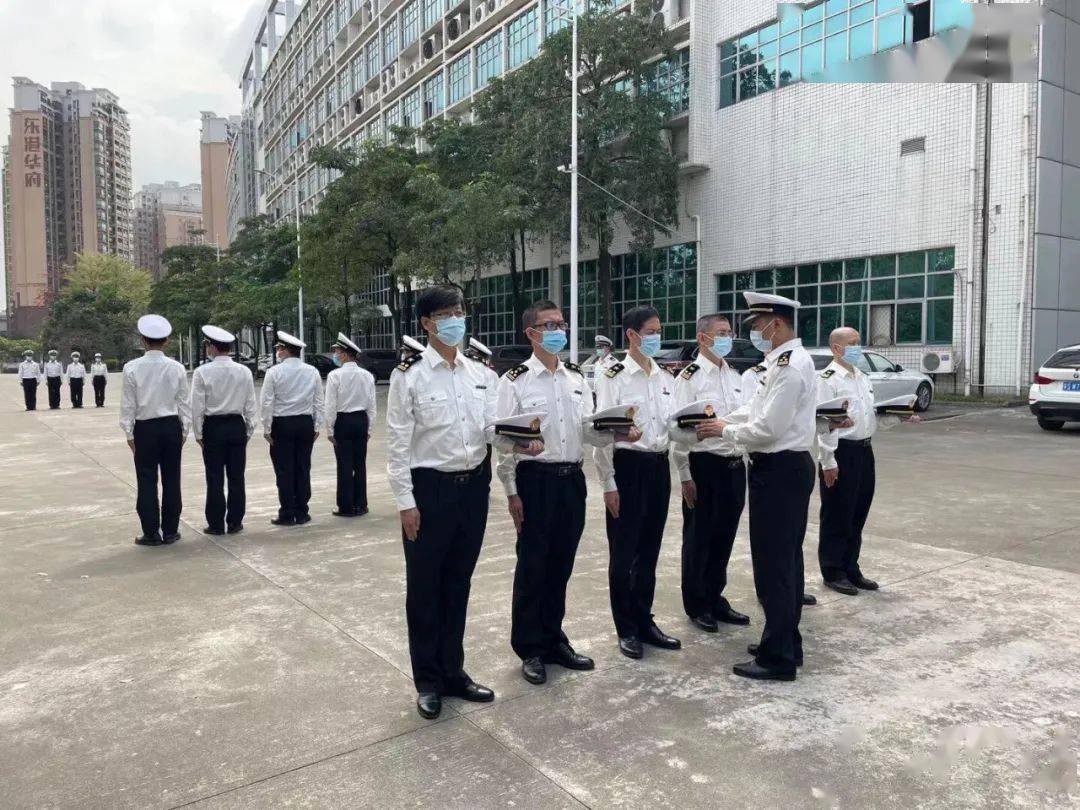 海关制服领花佩戴方向图片