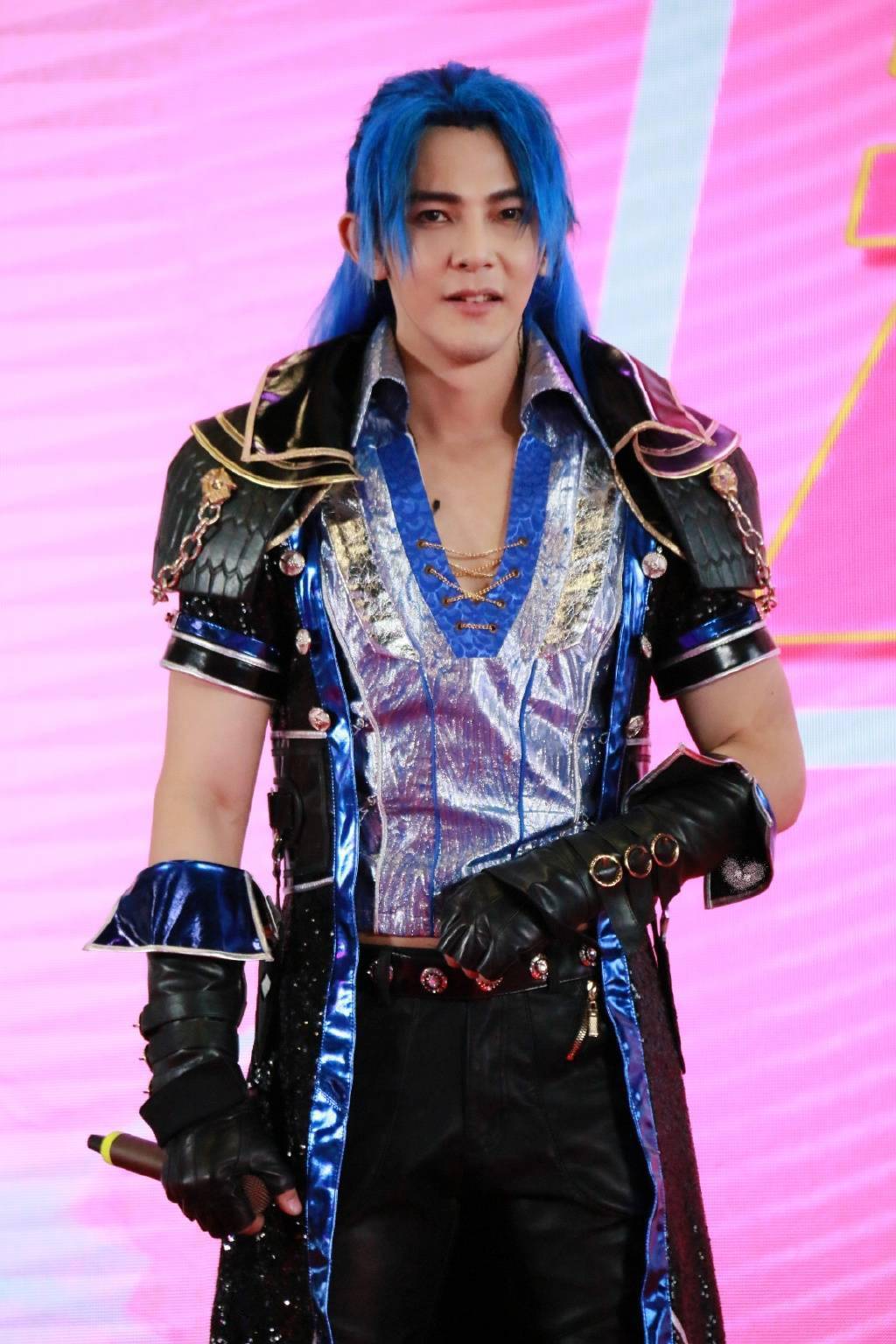 同是cos唐三的明星,这边的汪东城就显得老练多了,毕竟他可是玩cosplay