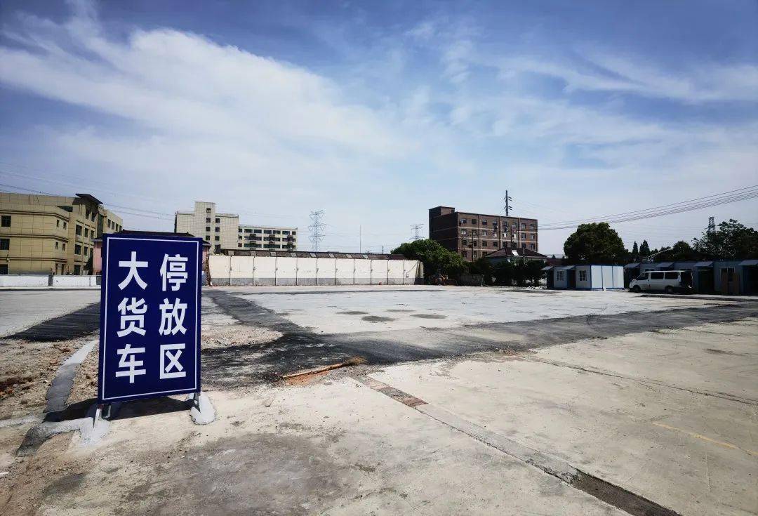 余杭区货车司机防疫服务站占地60亩,配有80个停车位,站内设有货车司机