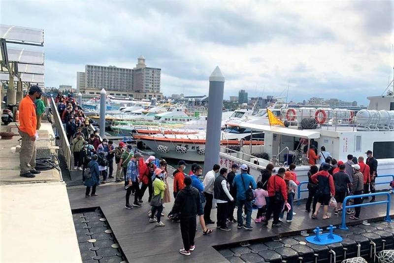 不畏疫情 澎湖花火节开幕前夕各景点已涌大批人潮 县政府 经纬网 民众
