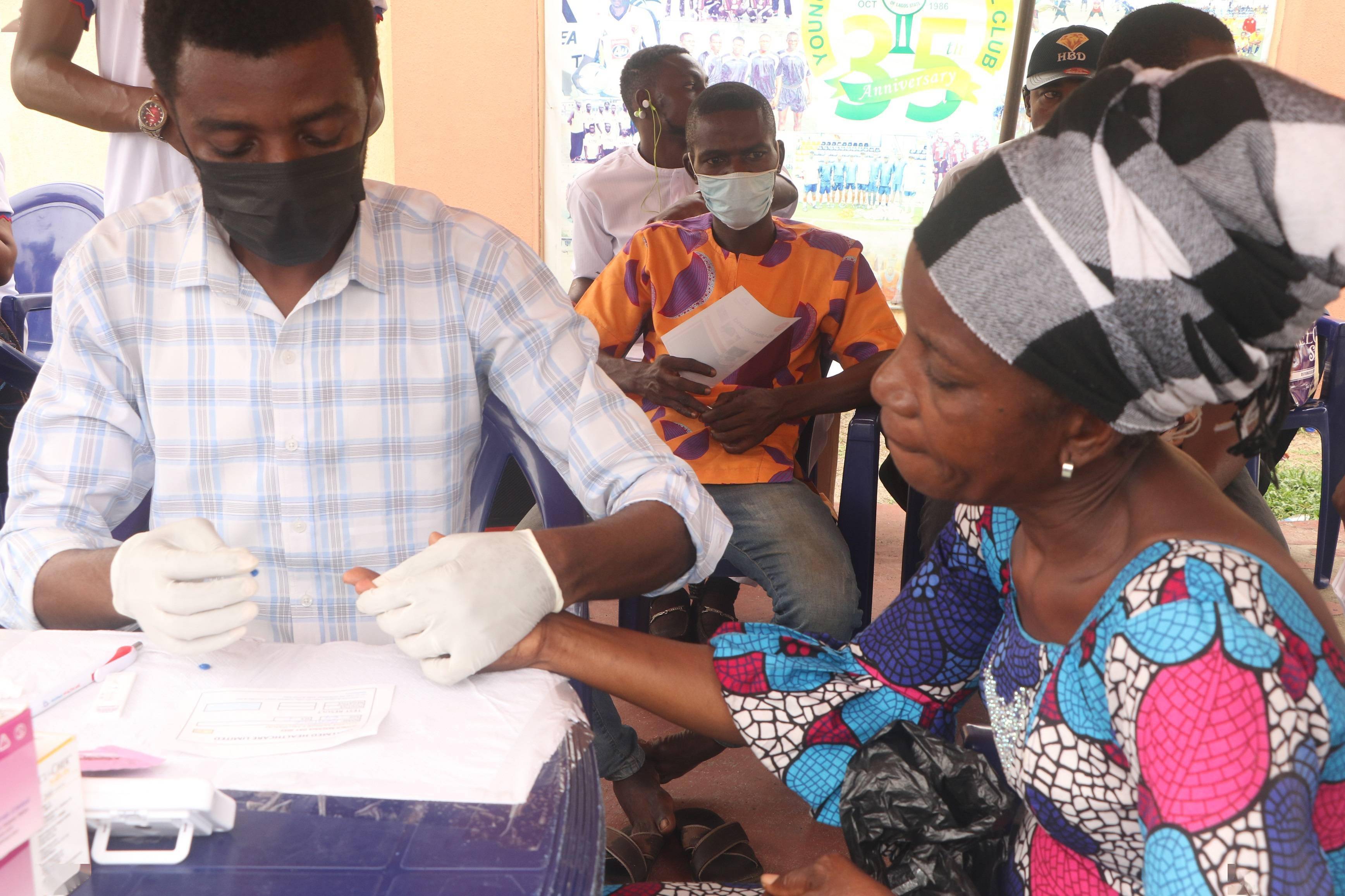 尼日利亚民众接受疟疾检测