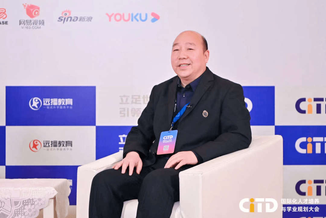 北京明诚外国语学校黄石学院校长靳国庆接受幸福教育成为零压力尖子生