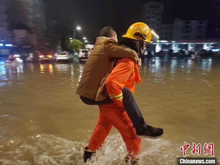湖北当阳暴雨致多处积水 消防人员涉水救援
