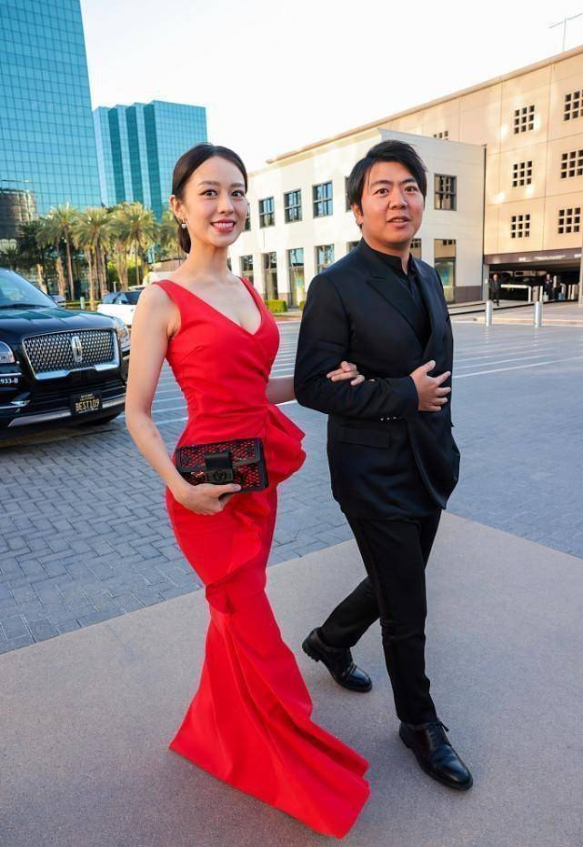 吉娜可别再瘦了穿薄纱鱼尾裙显出细腰在老公身边好娇小