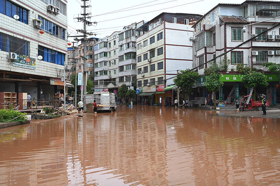 四川内江遭大风暴雨袭击，道路积水已致16563人受灾