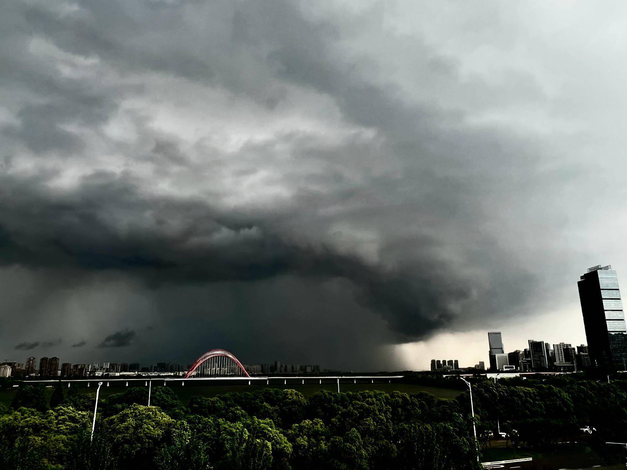 江西万年风雨大作整座城市乌云密布