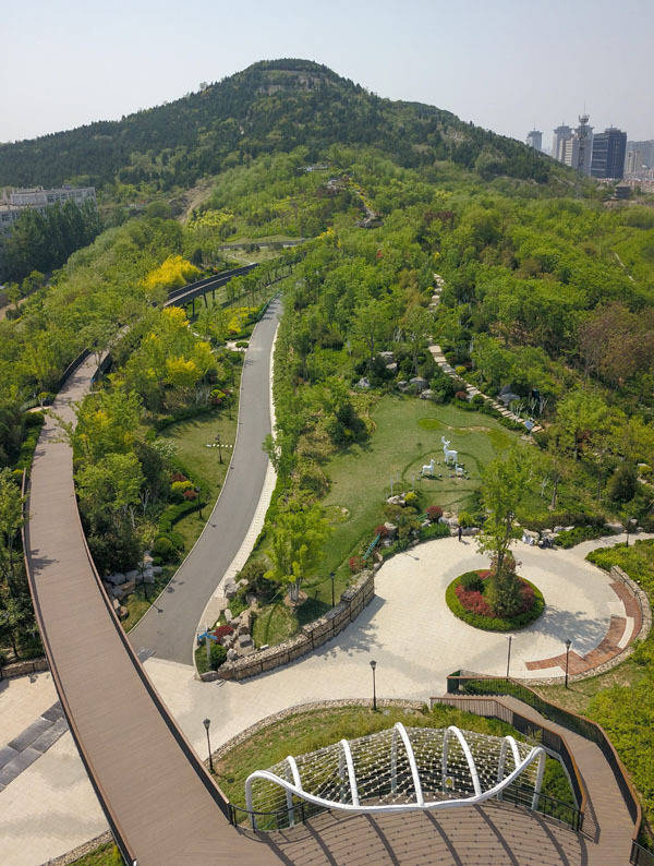 济南东部五顶茂岭山下,公园绿树成荫,景观独特,与东侧高楼林立的cbd相