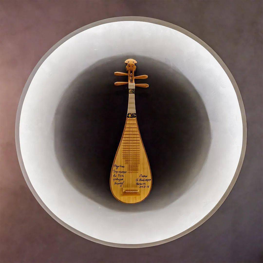 曹卫东先生于1992年成立了自己的乐器制作工作室,在此期间与著名的