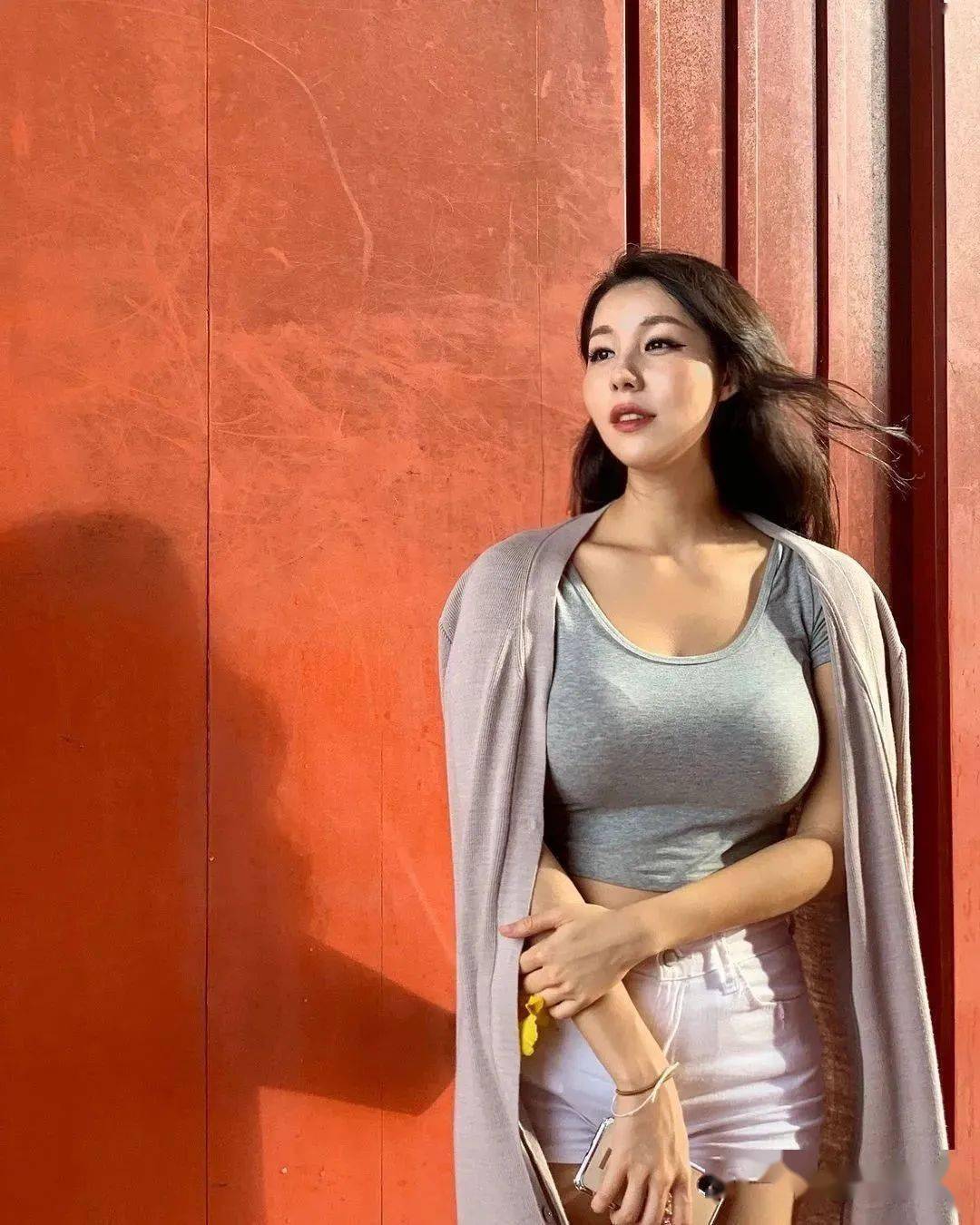 40岁最美警花撩走28岁小狼狗网友这极品身材太太太可了