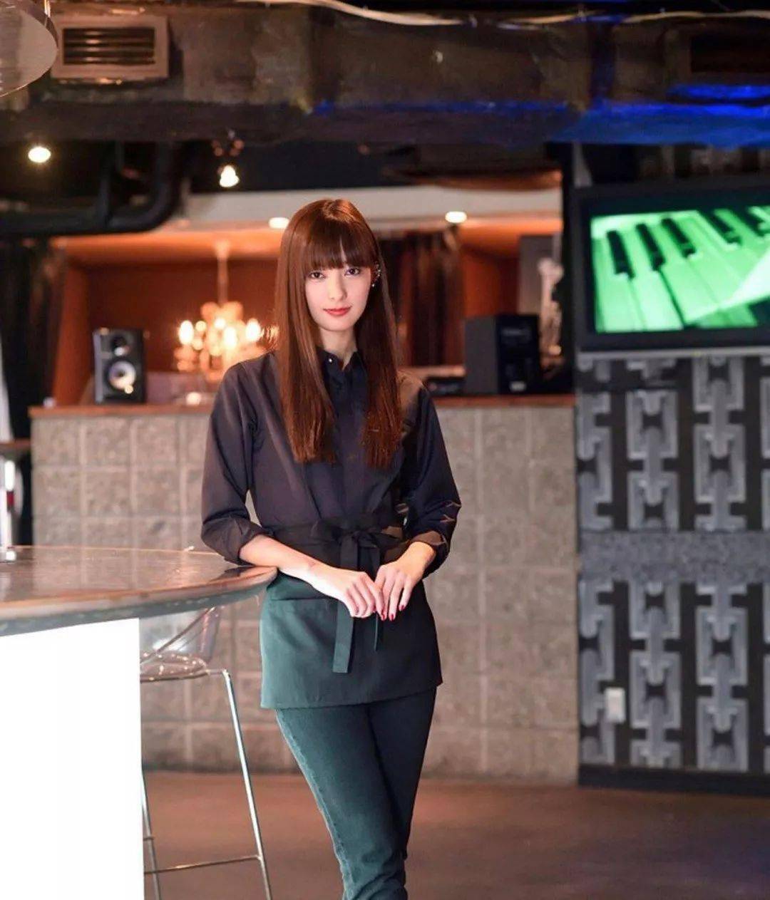 又在目前正在播出的电视剧《监察医朝颜》中饰演渡边英子看着宫本茉由