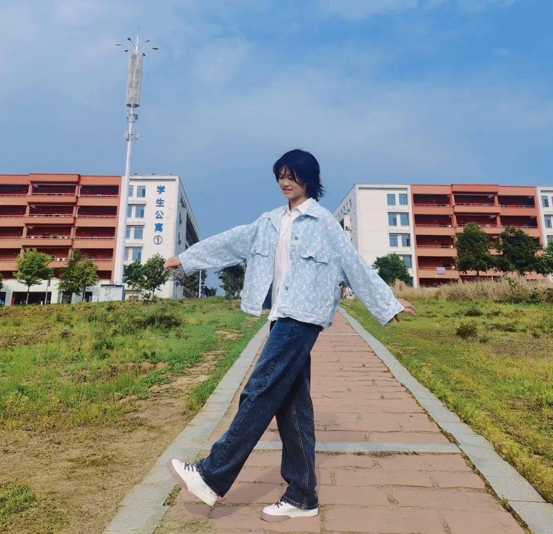 周雅纯21级小学英语教育4班兰先伟21级飞机机电设备维修1班优秀奖(2名