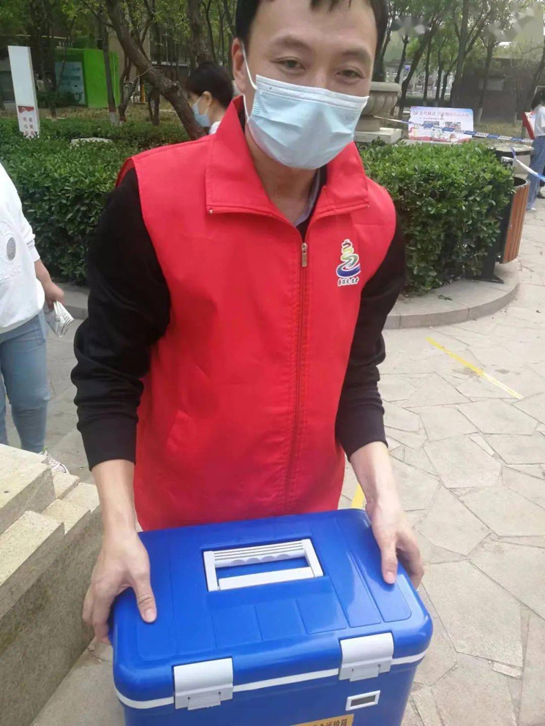 保定市人大常委会机关党员干部在行动