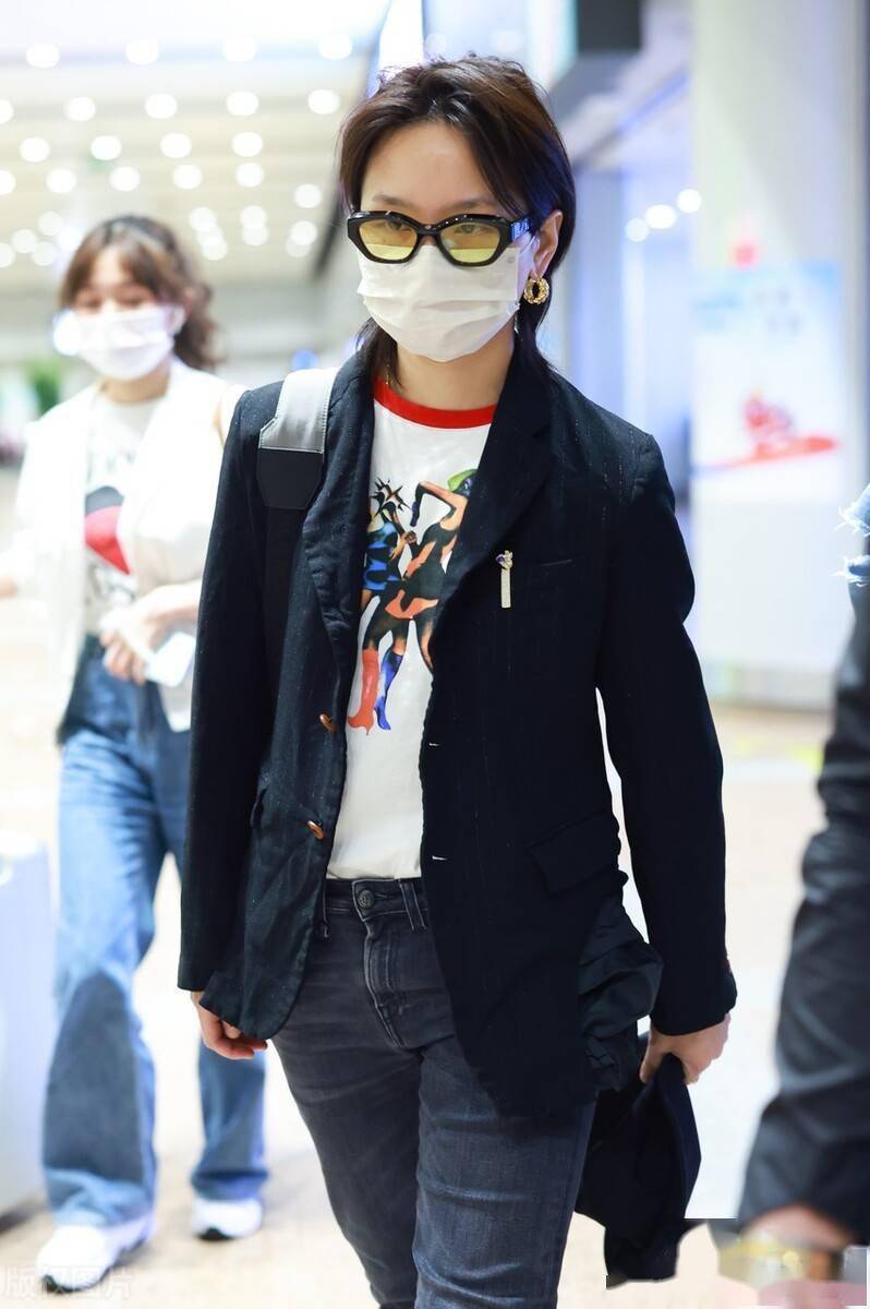 街拍周笔畅黑色西装牛仔裤厚底靴简约干练