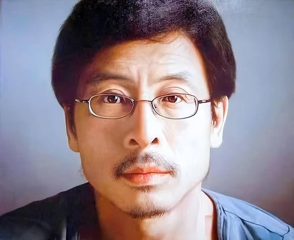 "在相继评选中,冷军的油画《五角星》获得全国美展金奖.