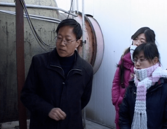 梁国柱教授指导学生进行实验在选择火箭发动机专业之前,任嘉琳稍有些