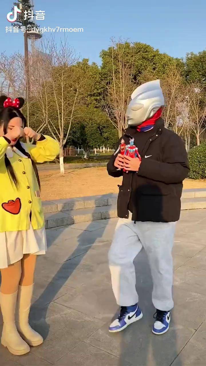 臭绿头当我身后没人是吧全网最火小黄鸭鱼头人出没请注意迪加奥特曼