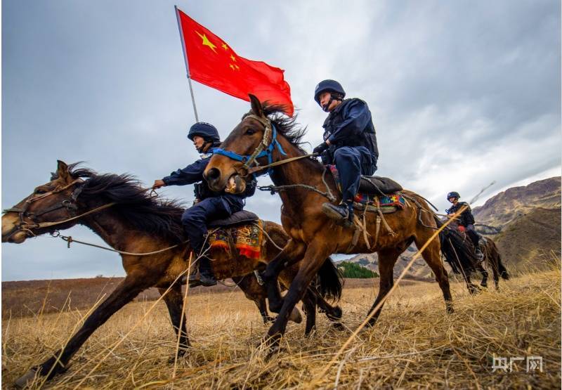 新疆博州戍边民警擎旗策马守边防