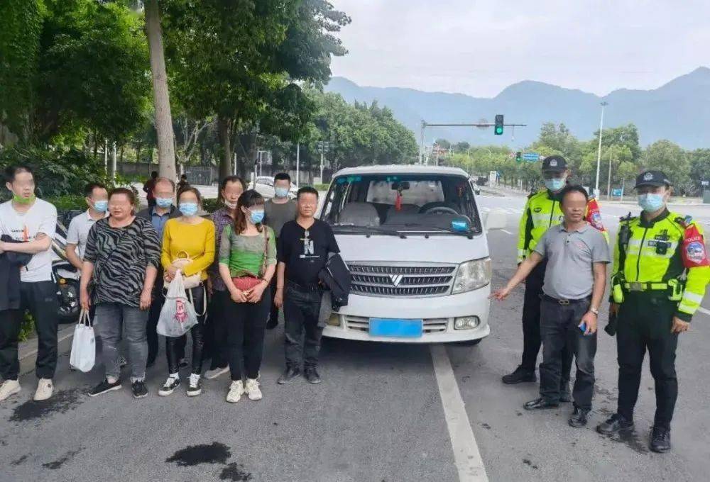 一个接一个 你永远猜不到一辆车能下来多少人 福州交警直呼 车辆 乘客 面包车 一个接一个 你永远猜不到一辆车能下来多少人 福州交警直呼 车辆 乘客 面包车