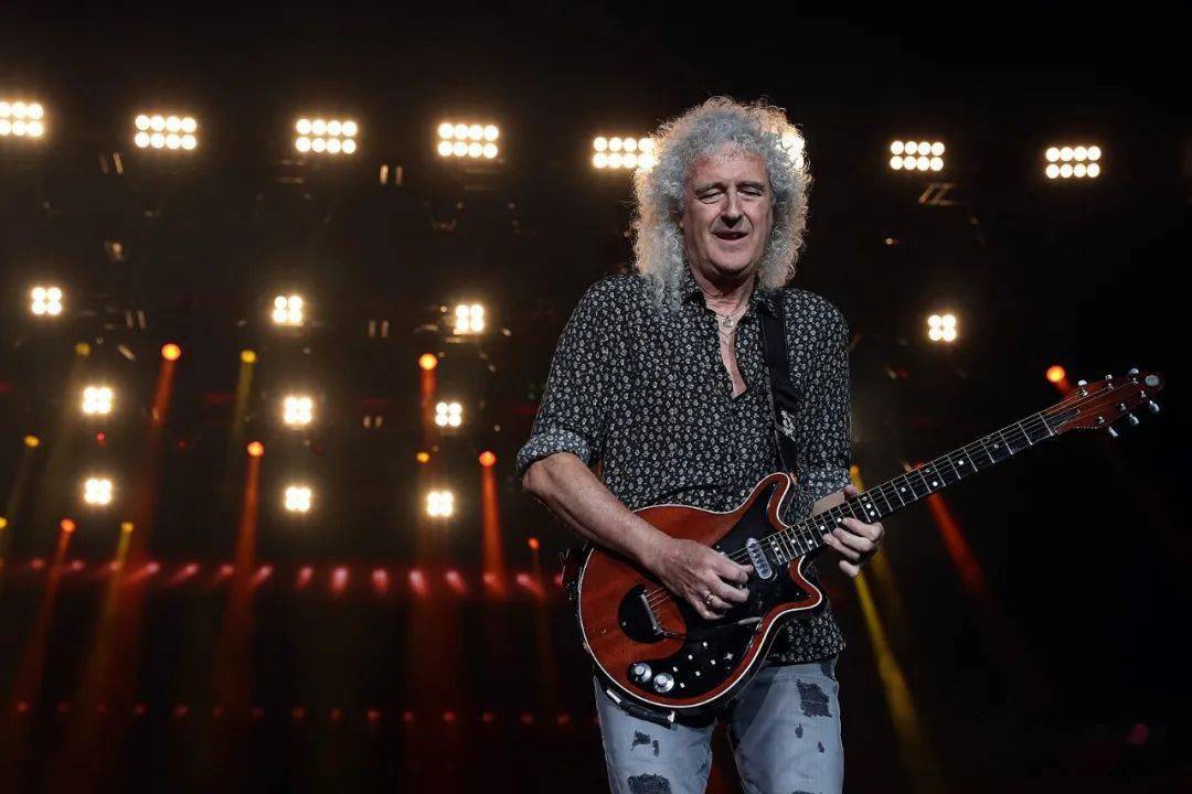 這首歌總能夠成為現場的亮點,而對於吉他手來說,brian may 也能夠很好