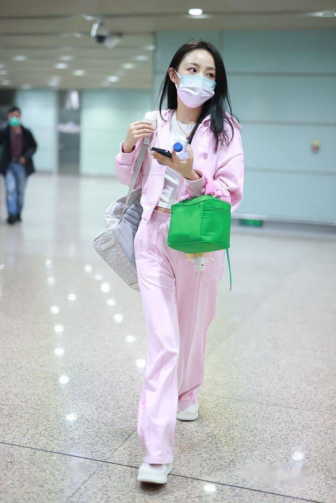 吴佳怡粉色运动套装机场出行绿色化妆包清新惹眼