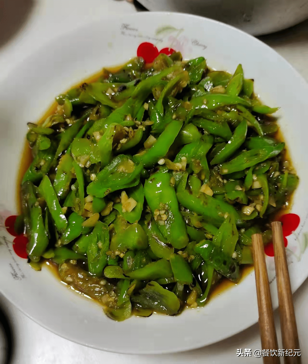 看到辣椒炒辣椒后,立刻买了张车票回家_卢晓玲_菜品_辣味