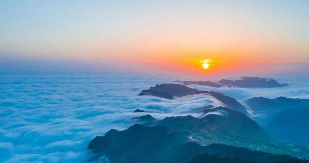 省成县鸡峰山国家级森林公园云海翻腾,太阳穿过云海而出,朝霞映红云海