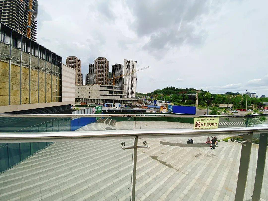 惨淡南充北站片区绿地熙悦广场仅有几家商铺开业