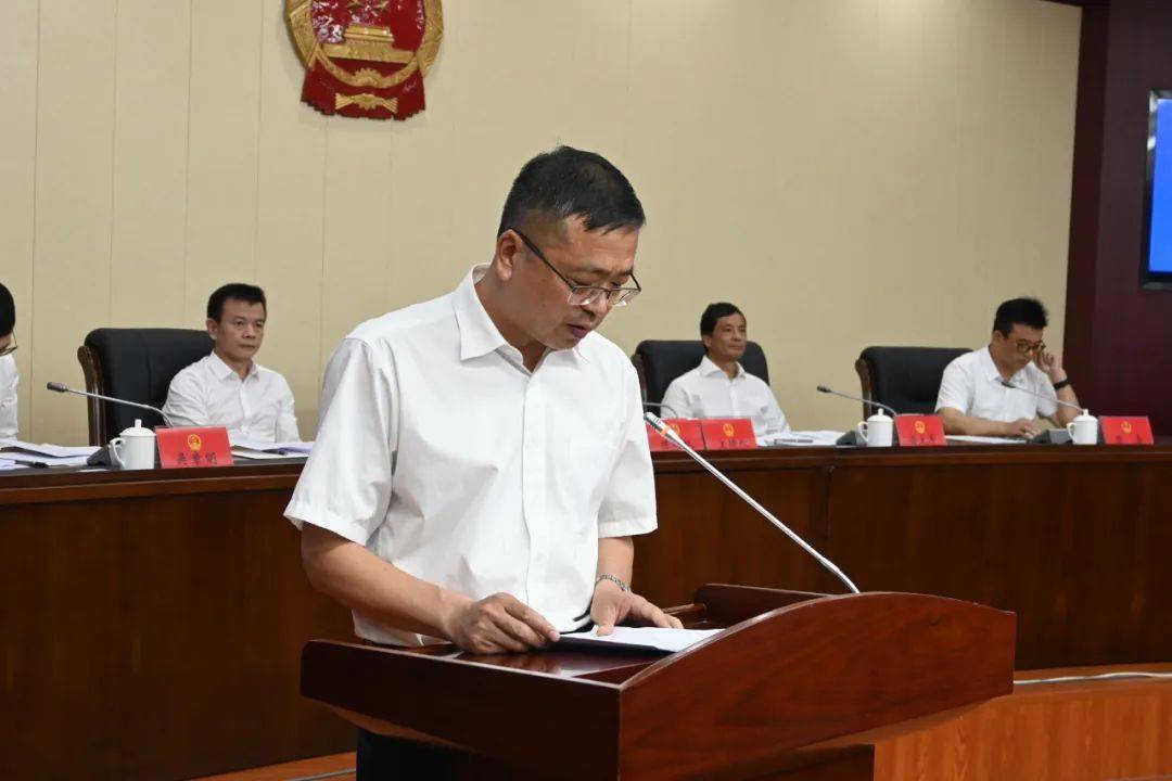 市人大常委会副主任俞大军,蔡和斌,陈嘉,吴章明以及市人大常委会委员