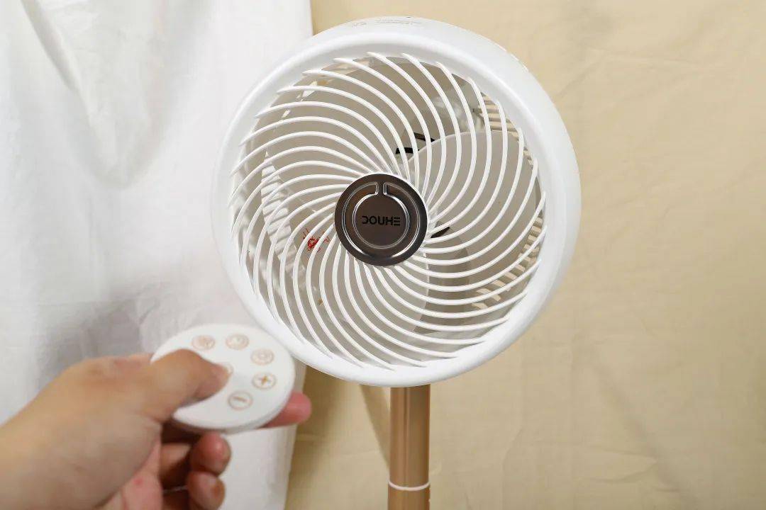 夏天到底吹空调好还是吹风扇好,我选择折叠空气循环扇,更健康