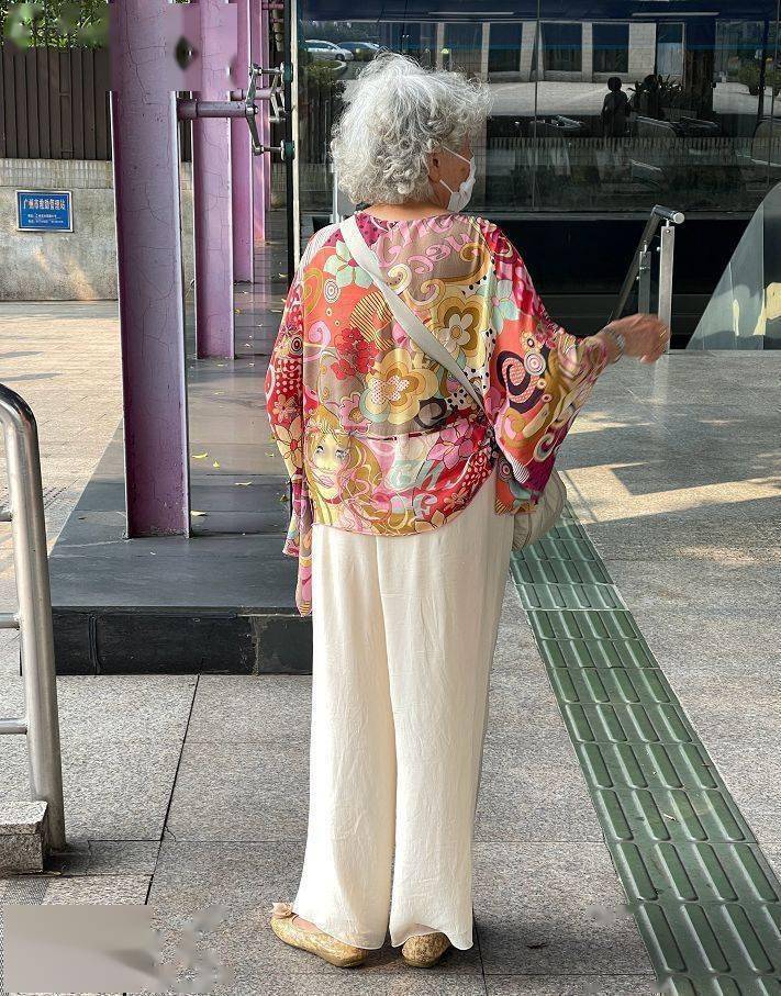 裤子穿宽:修饰腿型更显高在老年人夏季穿搭方面,上海奶奶就做了很好的