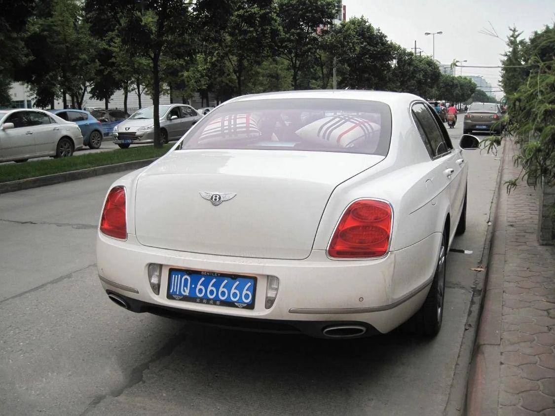 川q66666,最早的时候是用在了宝马老款7系上,接着换车换了宾利飞驰6.
