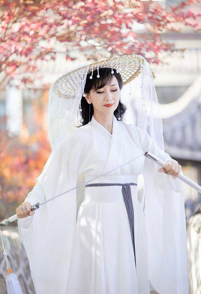 梦回"周芷若"!赵雅芝穿白衫变身侠女 身姿婀娜气质淡雅